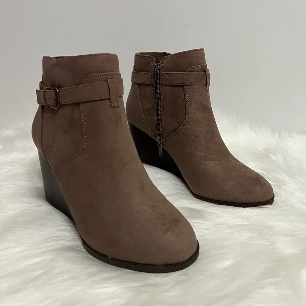 Market & Spruce Womens Taupe Serah Suede Heel Booties Boots Size 7.5 NWOB